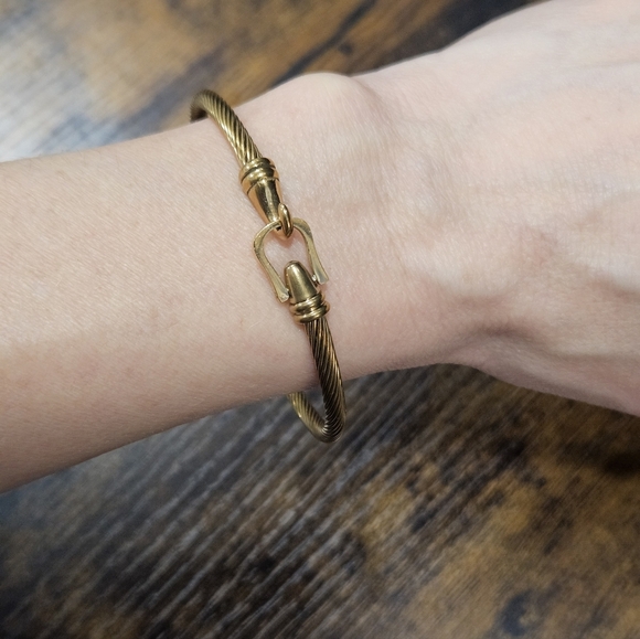 NEW Gold-Tone Stainless Horseshoe Closure Bangle Bracelet - Picture 3 of 5